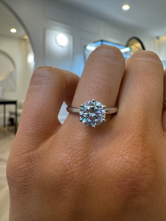 Tapered Solitaire Engagement Ring with Round Brilliant Cut Diamond