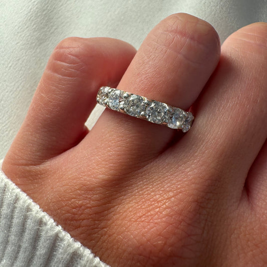 Shared Prong Band With 0.30ct Round Brilliant Cut Diamonds