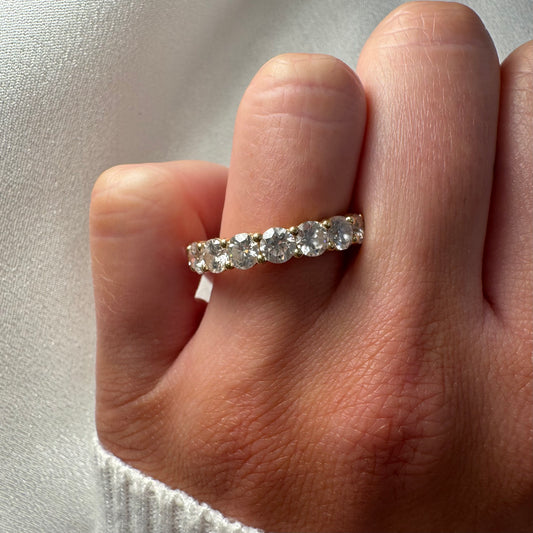 Shared Prong Band With 0.25ct Round Brilliant Cut Diamonds