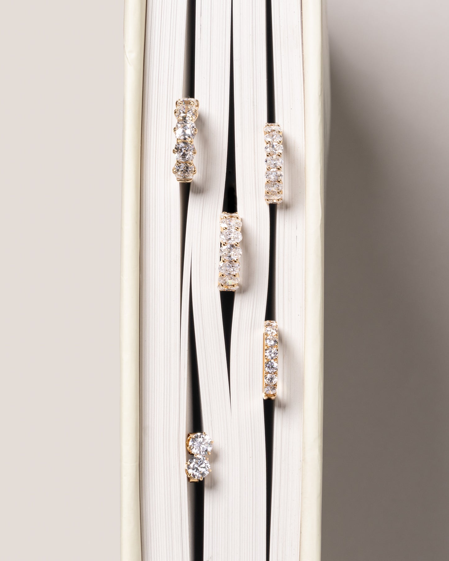 Shared Claw 20pt Round Diamond Band